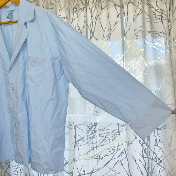 SKIMS GLACIER LIGHT BLUE COTTON POPLIN BUTTON UP LONG SLEEVE SLEEP TOP - Picture 4 of 9